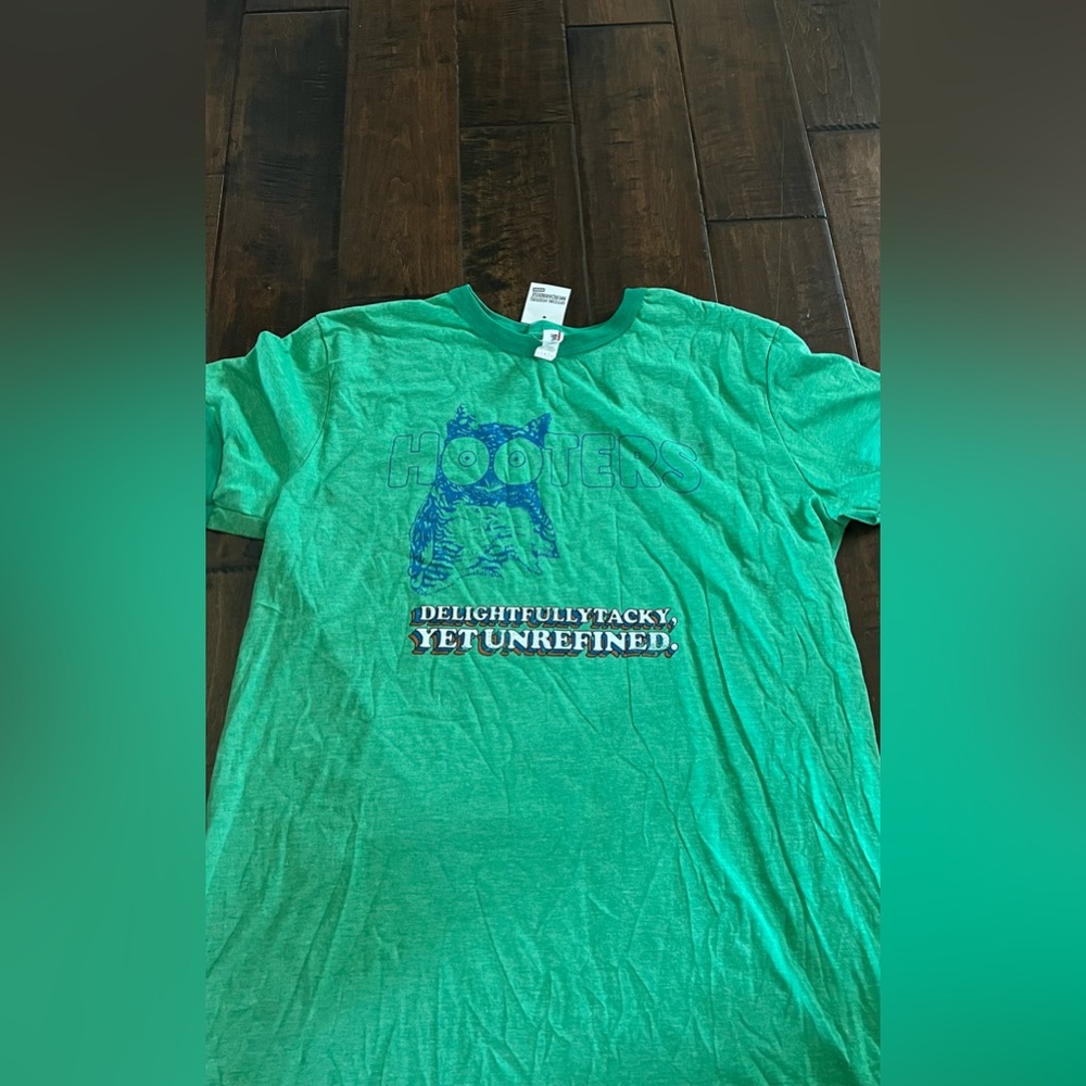 Hooters tee large